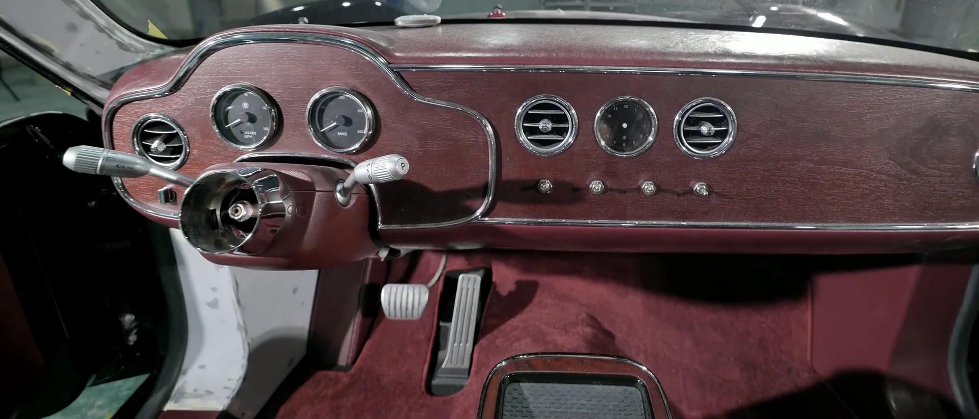 Minimal analog dashboard in the Olympian Model O1